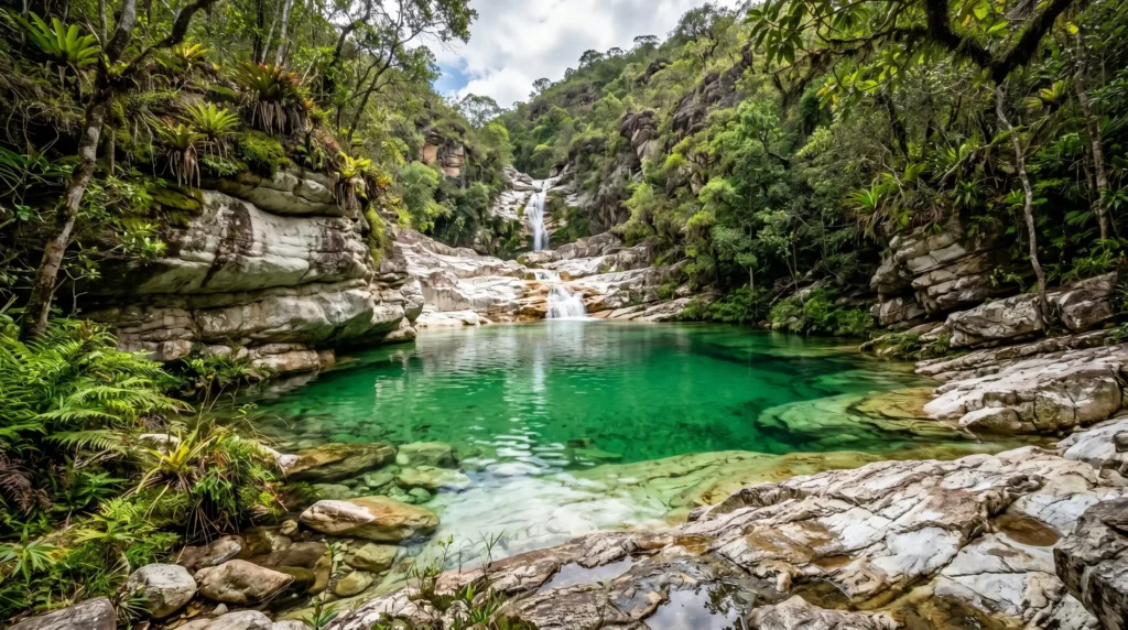 Imagem ultra realista da Cachoeira da Esmeralda em Carrancas MG, com piscina natural de água verde esmeralda, rochas de quartzo branco e mata atlântica ao fundo.